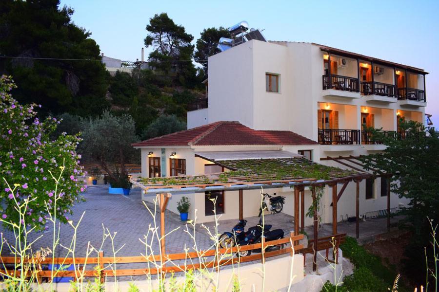 Pension Oasis Votsi  Esterno foto