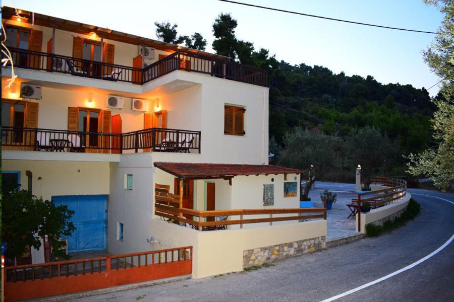 Pension Oasis Votsi  Esterno foto