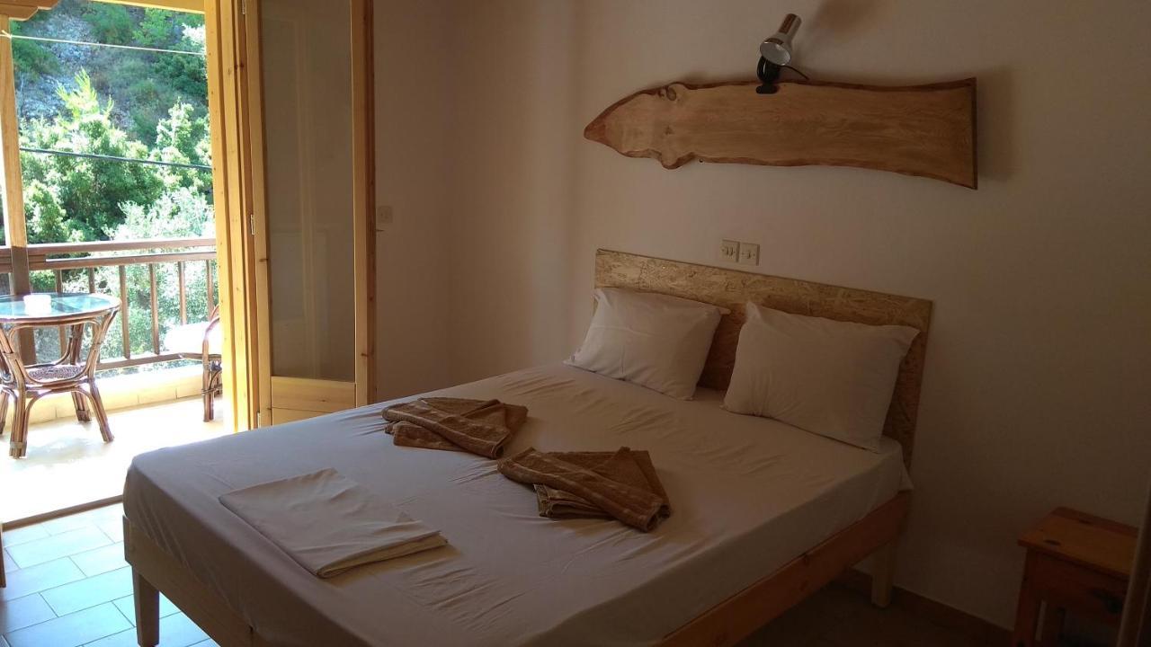 Pension Oasis Votsi  Esterno foto