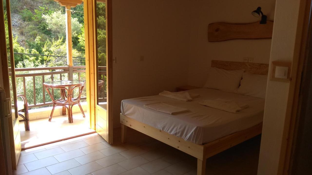 Pension Oasis Votsi  Esterno foto